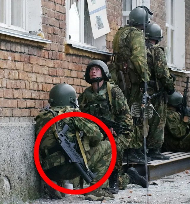 Спецназ с огнеметом ЛПО в Беслане. Фото: сайт pravdabeslana.ru