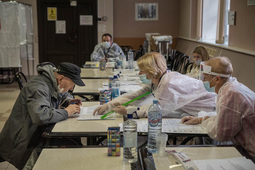 Виталий Георгиевич голосует на участке в Петрозаводске. Фото: Виктория Одиссонова / «Новая газета»