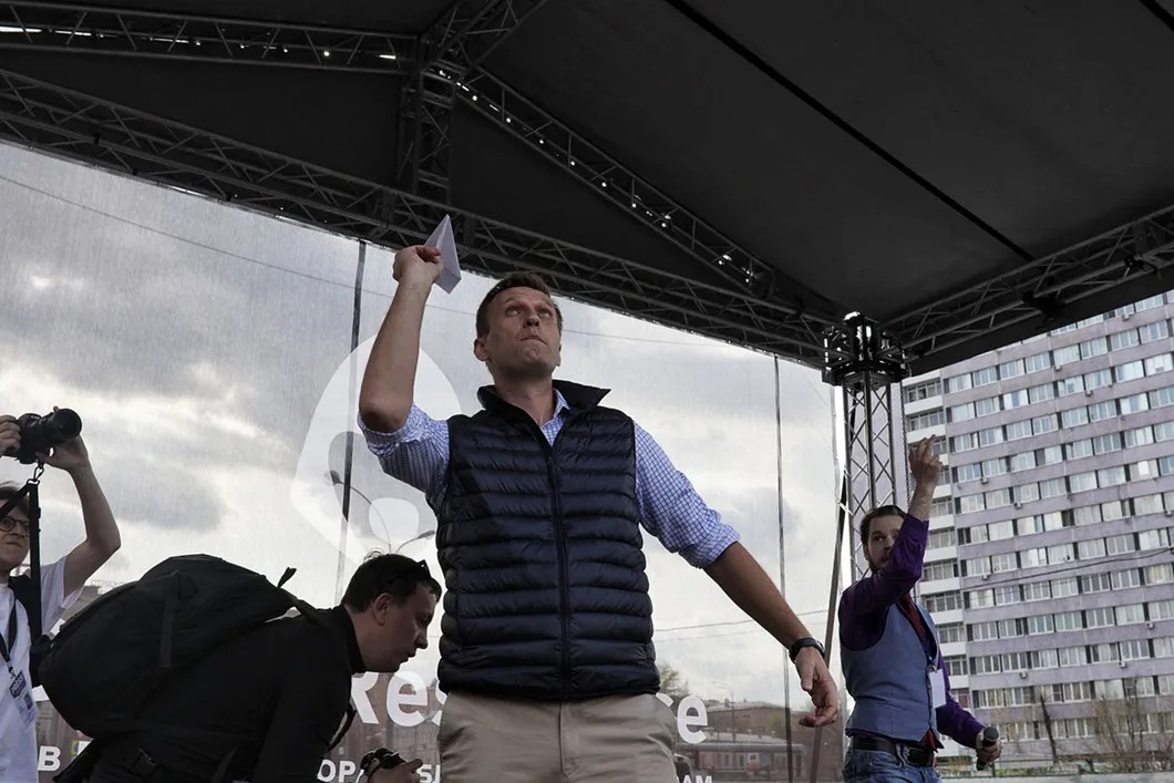 Политик Алексей Навальный запускает самолетик после своего выступления. Фото: Влад Докшин / «Новая газета»