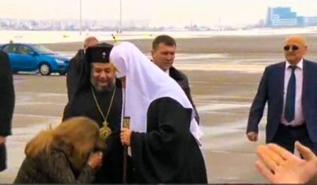 2018-й год. Тогдашняя вице-президент Йотова преклонила колено, общаясь с патриархом Кириллом. Кадр из видеотрансляции