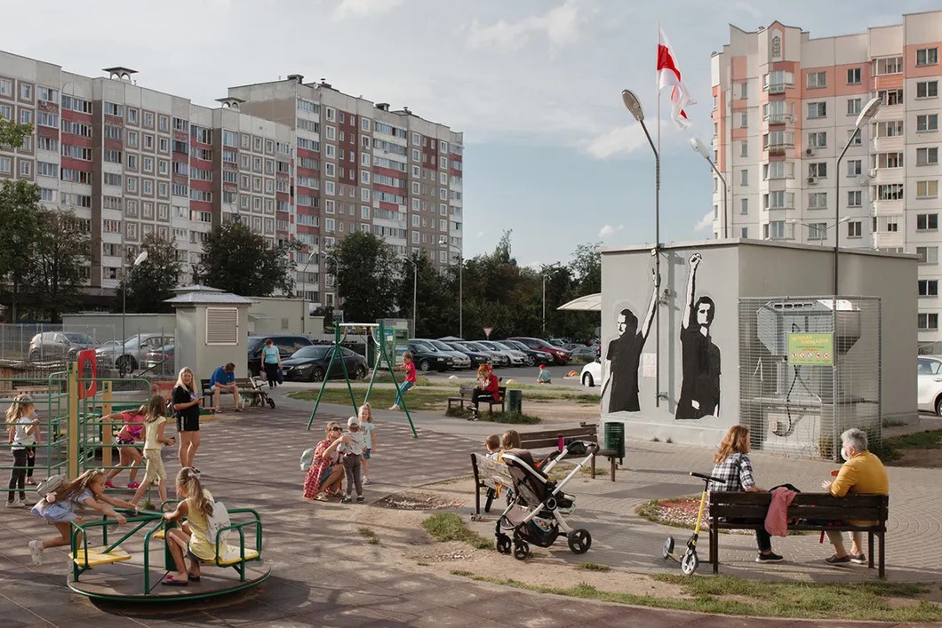 Мурал располагается на детской площадке. Местные жители любят и гордятся этим символом. Фото: Евгений Отцецкий