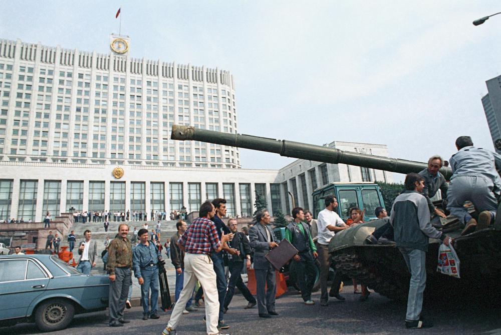 Защитники Белого дома у одного из танков, введеных в Москву 19 августа 1991 года в связи с объявлением членами ГКЧП чрезвычайного положения в столице. Фото: РИА Новости