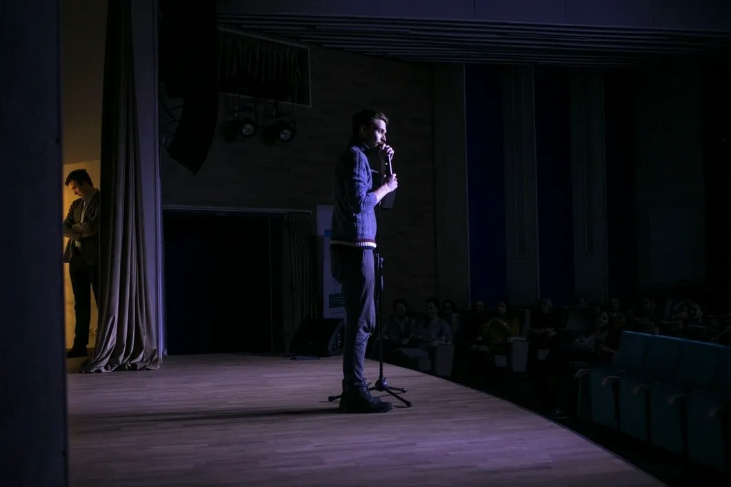 Выступление стендапера Алексея Квашонкина перед студентами. Фото: Влад Докшин / «Новая газета»