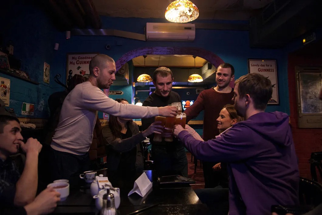 Михаил отмечает победу с друзьями в баре, в котором он долгое время работал. Фото: Влад Докшин / «Новая газета»