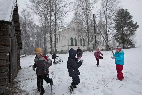 Кострецкие дети играют в снежки перед храмом Успения Пресвятой Богородицы