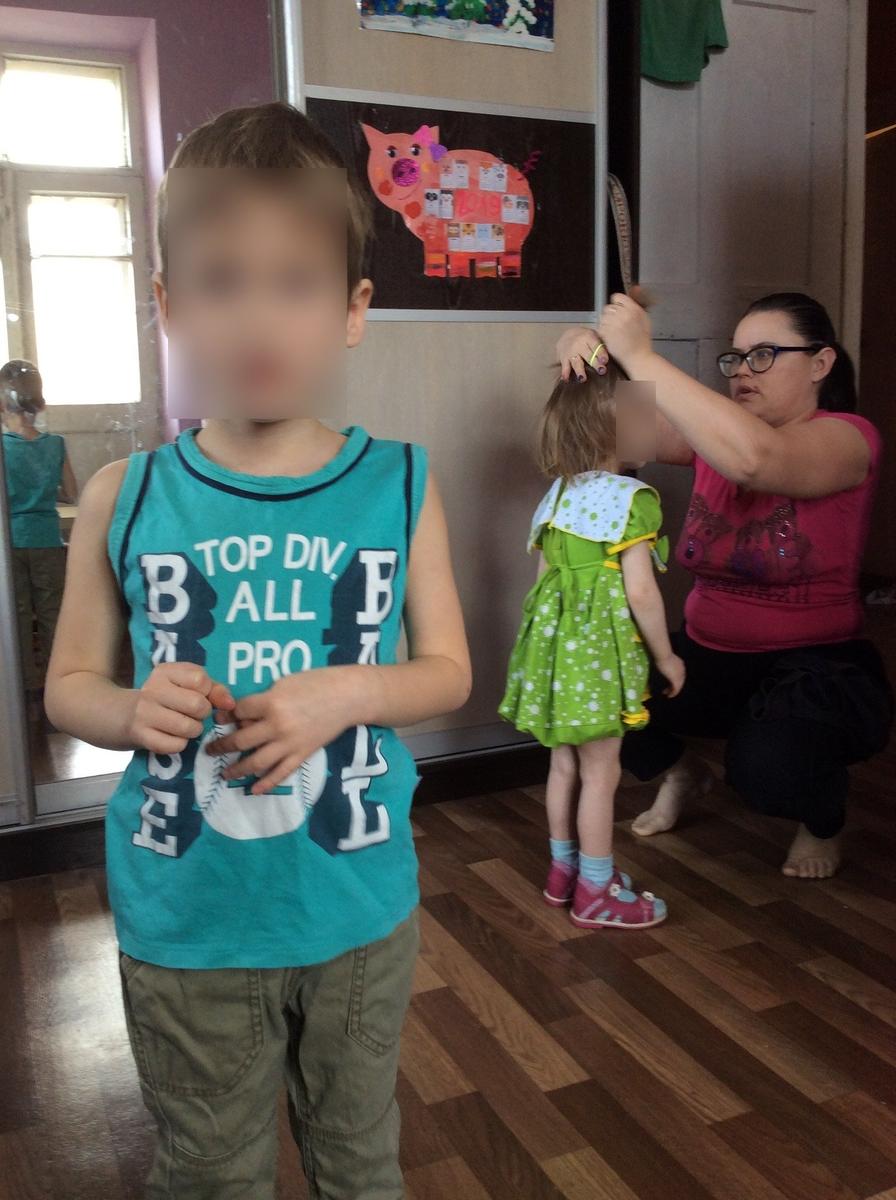 Валентина с младшими детьми, Вова на переднем плане, 2019. Фото: Алексей Тарасов / «Новая газета»