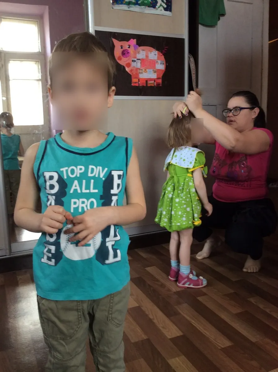 Валентина с младшими детьми, Вова на переднем плане, 2019. Фото: Алексей Тарасов / «Новая газета»
