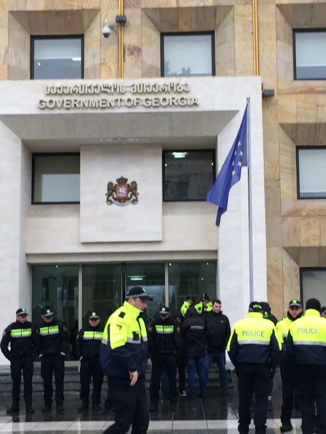 Правительство Грузии оцепили в полицейский кордон — для защиты от протестующих. Фото: Ольга Мусафирова / «Новая газета»