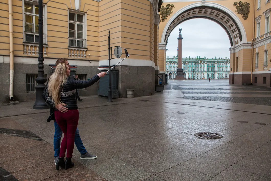 Туристы делают селфи. Фото: Елена Лукьянова / «Новая в Петербурге»
