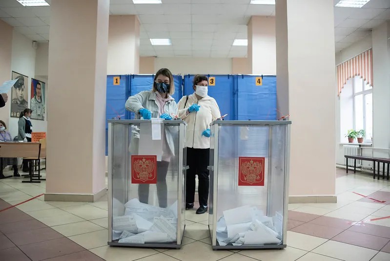 Голосование на одном из УИКов в Иркутске. Фото: Виктория Одиссонова / «Новая газета»