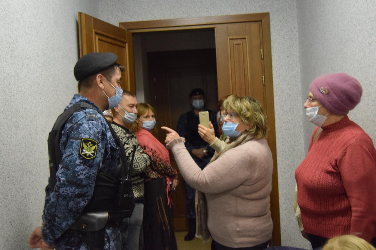 The dispute between bailiffs and opponents of the introduction of QR codes. Photo: Isolda Drobina / Novaya Gazeta