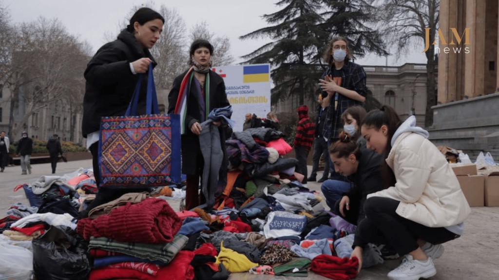 Сбор гуманитарной помощи для Украины перед парламентом Грузии. Фото: Башир Китачаев, JAMnews