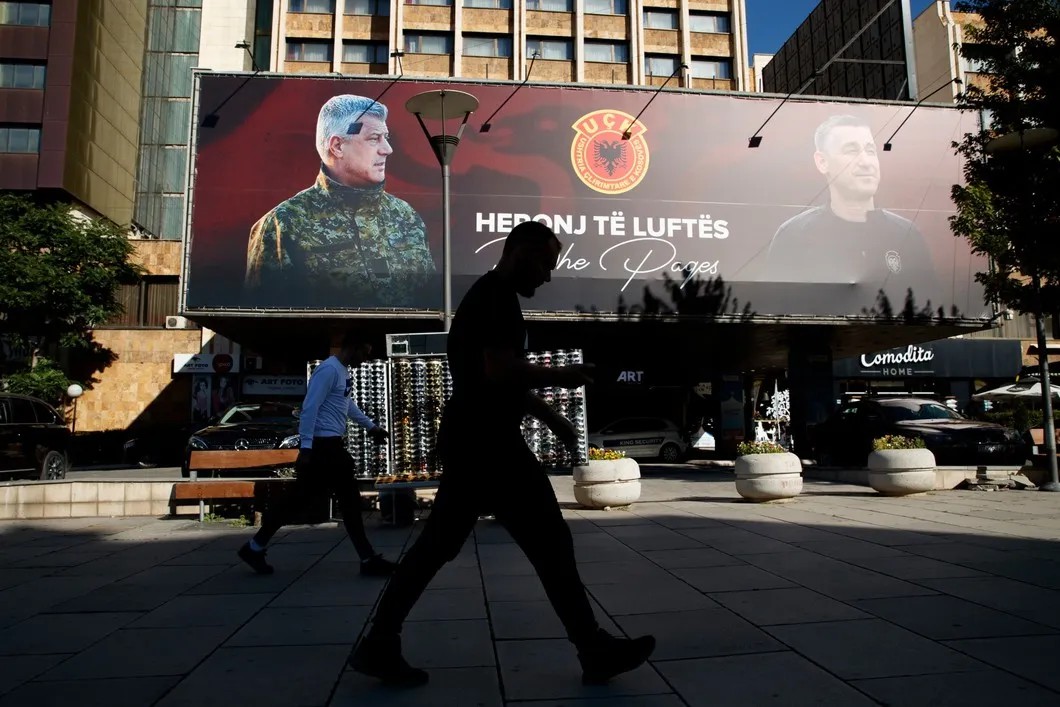 Баннер с изображением бывшего президента Косово Хашима Тачи и бывшего спикера парламента Кадри Весели. «Герои войны» — гласит надпись. Приштина, Косово, 13 июля 2020 года. Фото: ЕРА