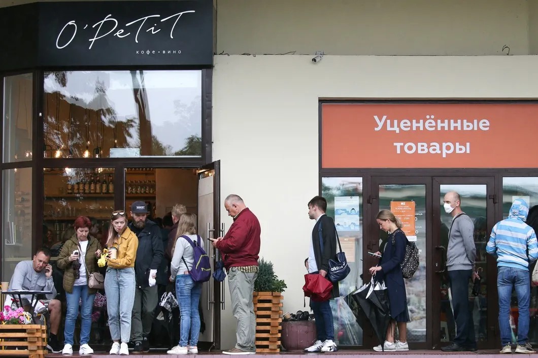 Очередь в кафе, где сотрудники в штатском накануне разбили дверь во время задержаний. Фото: Наталия Федосенко / ТАСС
