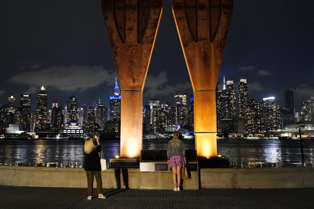 Мемориал памяти жертв в Нью-Йорке. Фото: EPA-EFE/WILL OLIVER