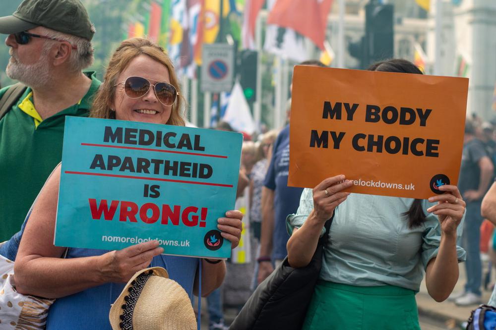 Плакаты «Медицинский апартеид — это ошибка» и «Мое тело — мое дело» на акции антиваксеров в Лондоне, июль 2021. Фото: Zuma / TASS