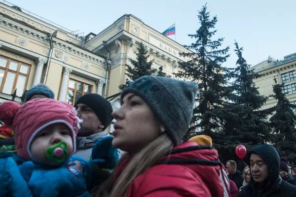 Протестующие ипотечники около здания ЦБ с детьми на руках. Фото: Наталия Зотова / «Новая газета»