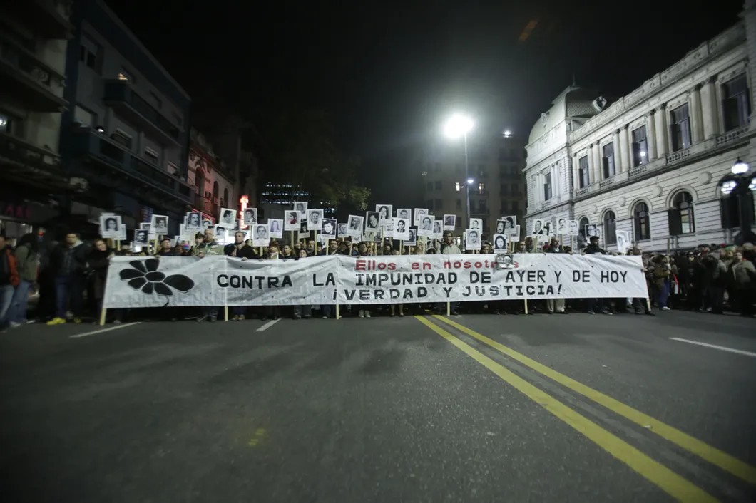 «Марш молчания» с портретами людей, пропавших во время «Операции «Кондор». Шесть тысяч человек вышли на улицы Монтевидео (Уругвай) под лозунгом: «Они в нас». 20 мая 2016 г. Фото: EPA