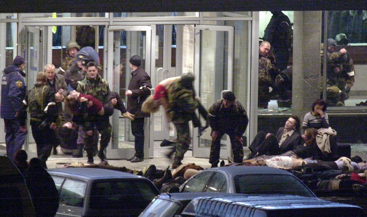 Спецназовцы выносят пострадавших заложников. Фото: Антон Денисов / ИТАР-ТАСС