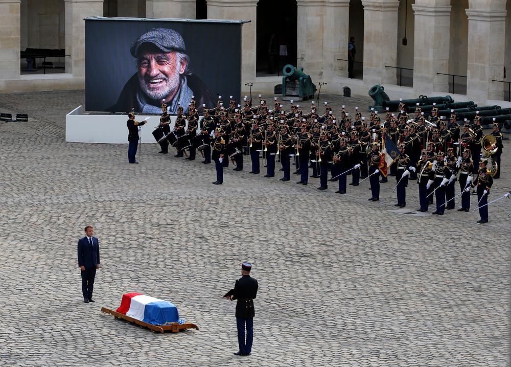 Эмманюэль Макрон у гроба Жан-Поля Бельмондо во время церемонии прощания с актером в Доме инвалидов в Париже, 9 сентября 2021 года. Фото: Chesnot / Getty Images