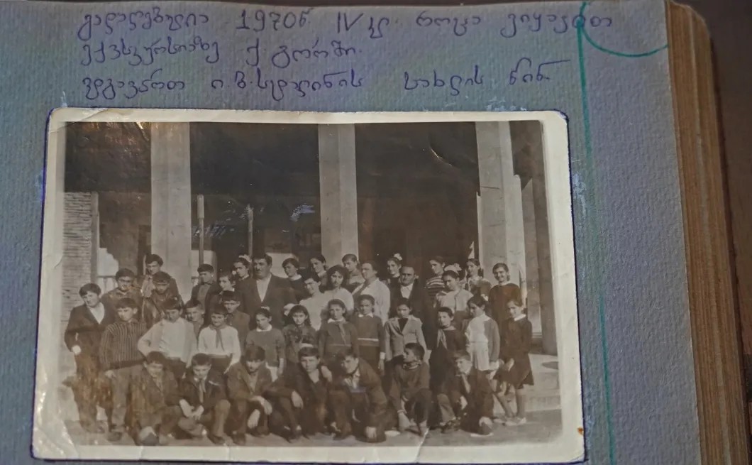 Памятное фото со школьной экскурсии в город Гори. Снято в 1970 году. Бидзина Иванишвили - четвертый в первом ряду. Фото: Давид Пипия, JAMnews