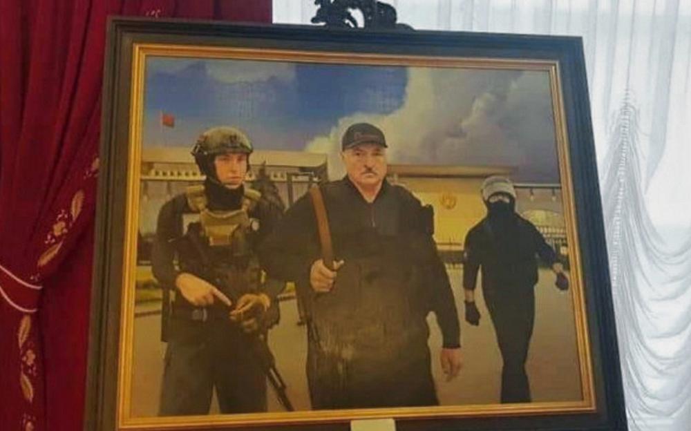 Картина, на которой изображены Александр Лукашенко с автоматом и сыном, выставлена в его резиденции. Фото: Inastagram