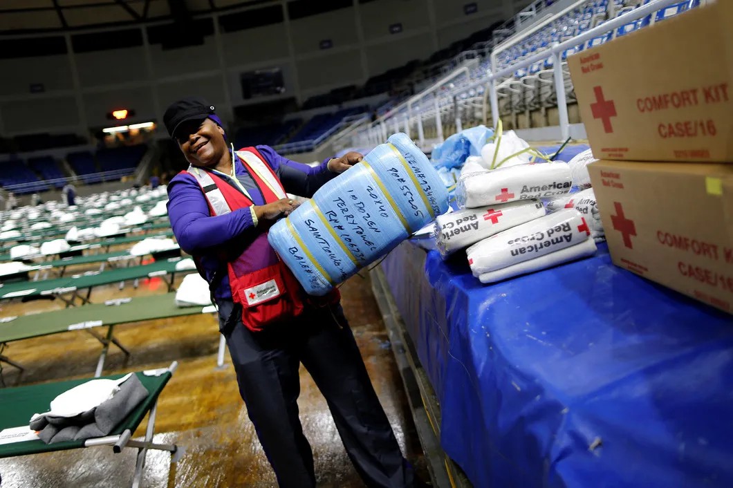 В Хьюстон заблаговременно были доставлены продукты, вода, одежда, книги и другие необходимые для эвакуированных вещи. Фото: Reuters