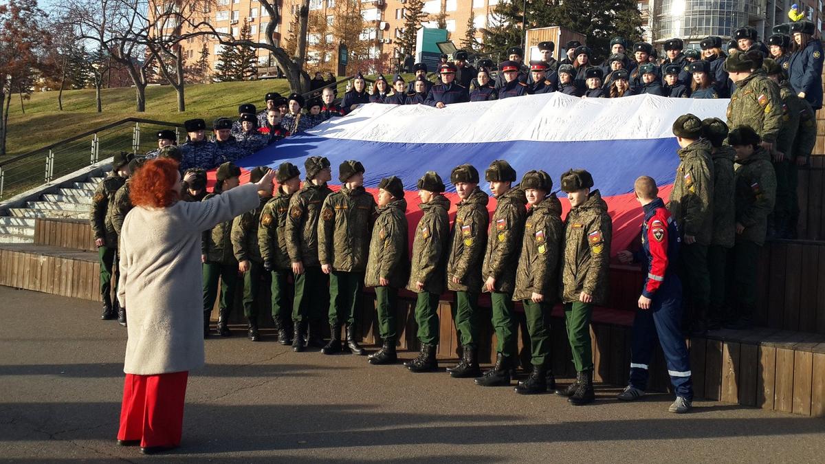 «Пронзительно кричит младенец в распашонке»