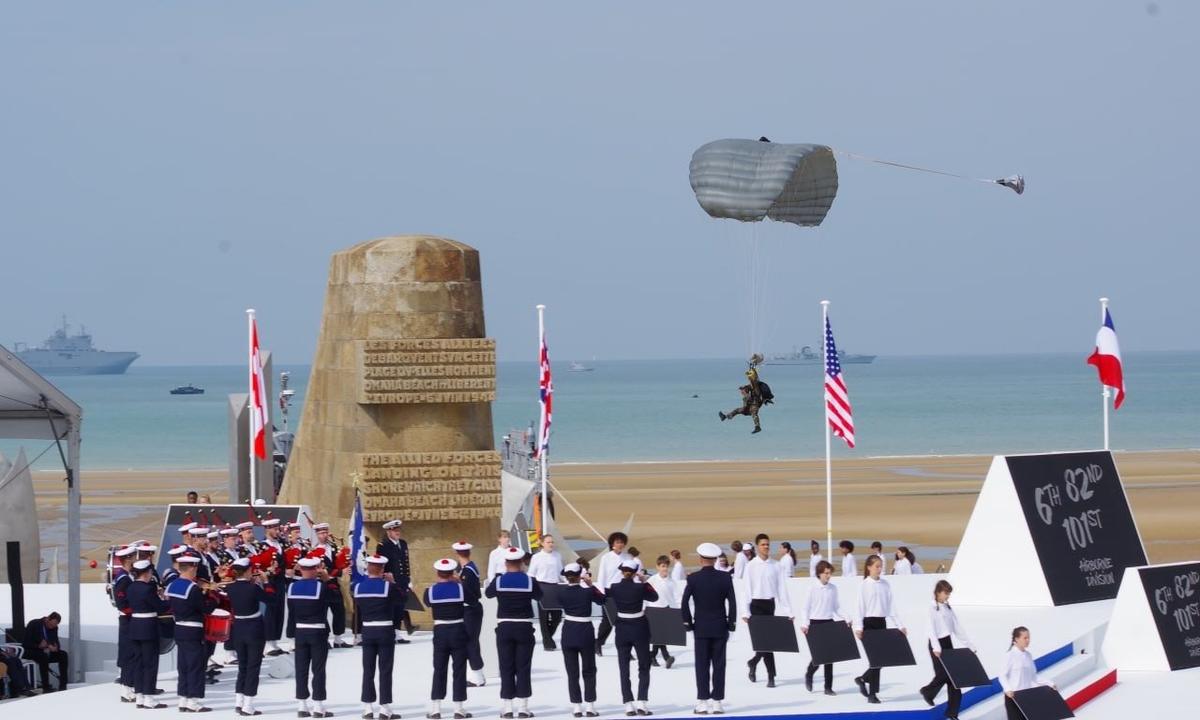 Церемония на Omaha Beach. Фото: Юрий Сафронов / «Новая газета»