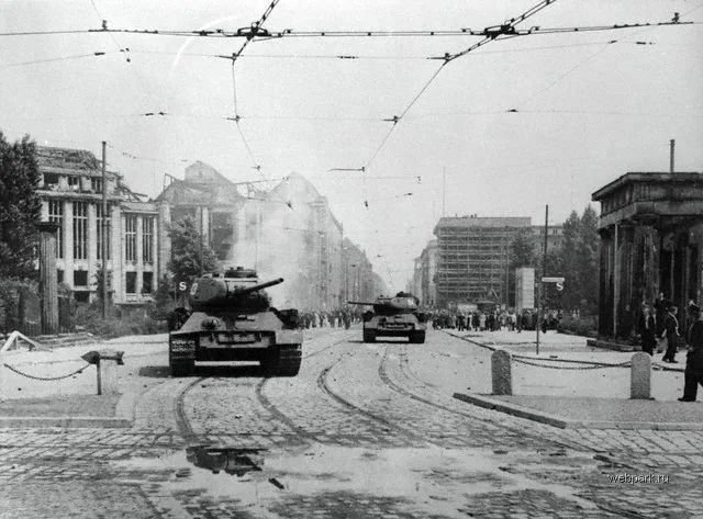 Советские танки на трамвайных путях. Фото из открытых источников