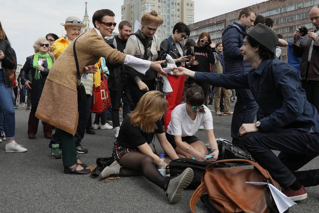Митингующие раздают бумажные самолётики — символ мессенджера Telegram, который хотел, но не смог заблокировать Роскомнадзор. Фото: Влад Докшин / «Новая газета»