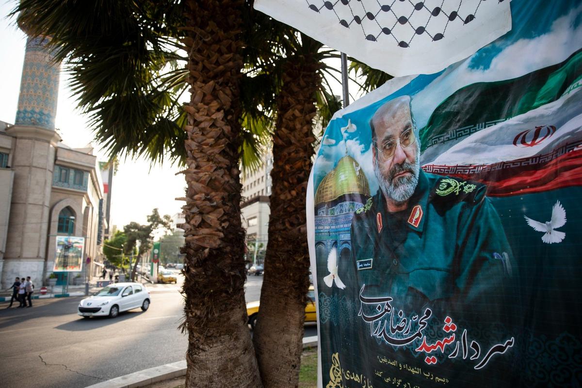Портрет генерала Мохаммада Резы Захеди выставлен на площади Фелестин (Палестина) в центре Тегерана. Фото: Zuma \ TASS