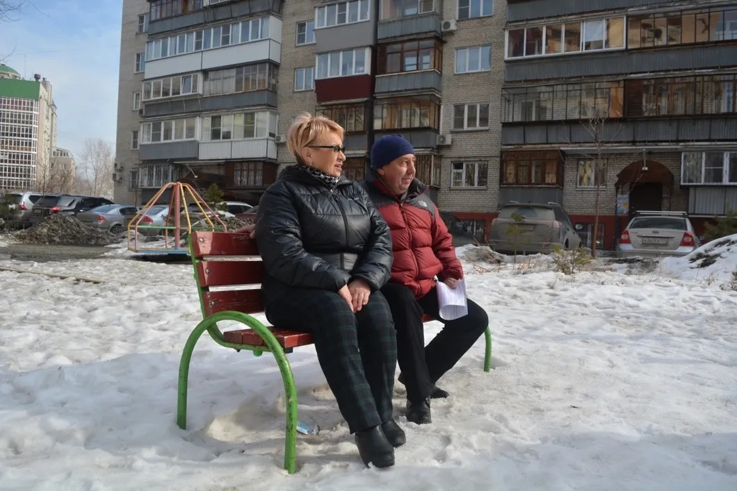 Татьяна и Сергей Заруба в своем дворе. Фото: Иван Жилин / «Новая газета»