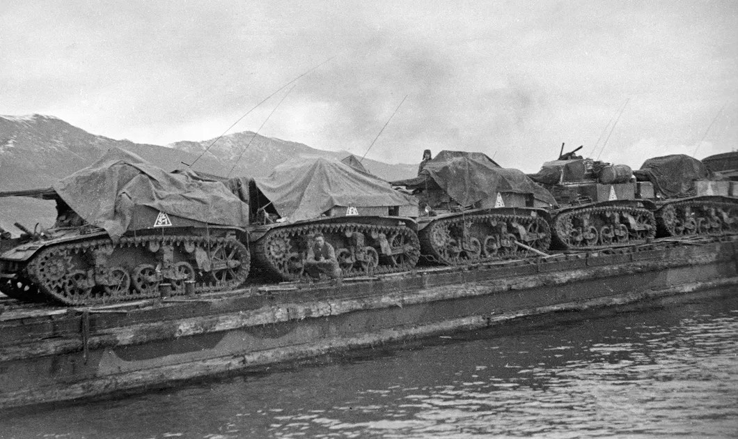 Баржа с американскими легкими танками МЗ «Стюарт», поставляемыми по ленд-лизу.1943 год. Фото: РИА Новости