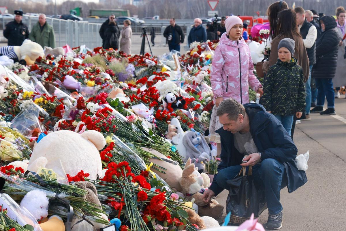 Люди у стихийного мемориала в память о жертвах теракта у здания концертного зала «Крокус сити холл». Фото: Владимир Гердо / ТАСС