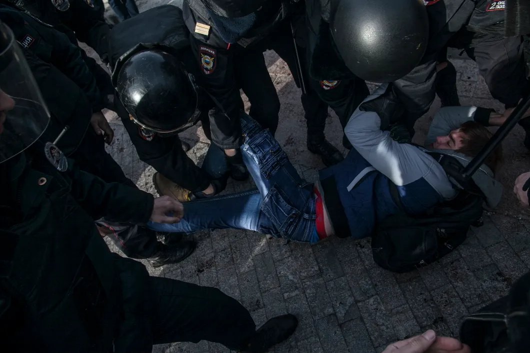 Задержание молодого человека на митинге в Москве, 2017 год. Фото: Влад Докшин / «Новая газета»