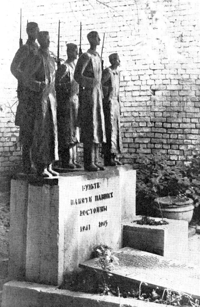 Памятник ученикам 110-й школы, погибшим на фронте. Скульптор: Даниэль Митляновский