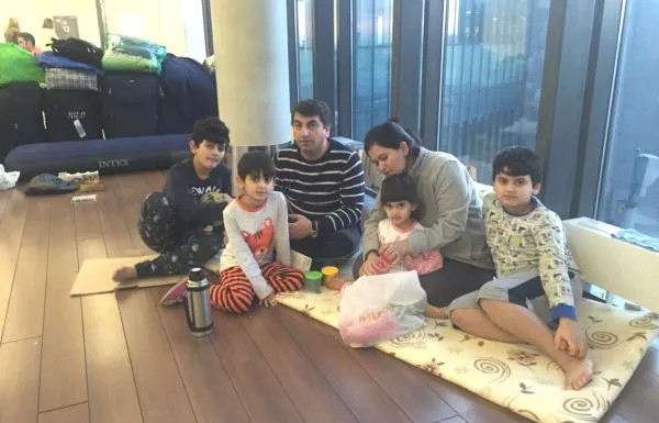 Хасан, Гулистан и дети в курилке аэропорта Фото автора