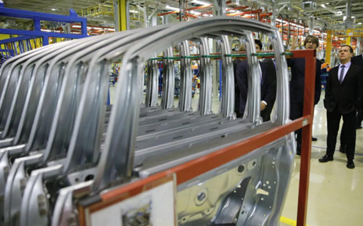 «Мы просто не платим им зарплату, а завод работает»