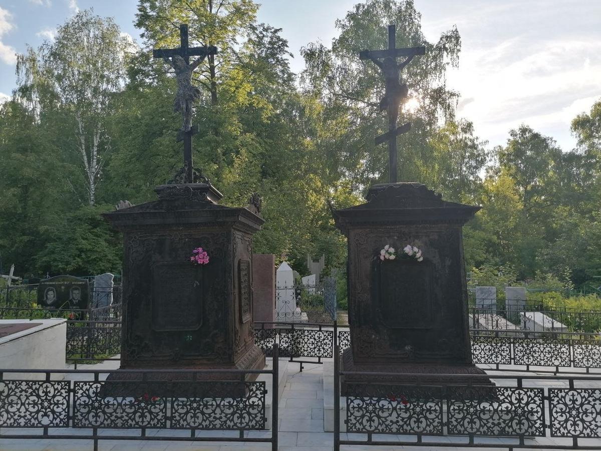 Могилы декабристов А. М. Муравьева, Ф. Б. Вольфа и С. Г. Краснокутского на Завальном кладбище в Тобольске. Фото: Елена Бердникова