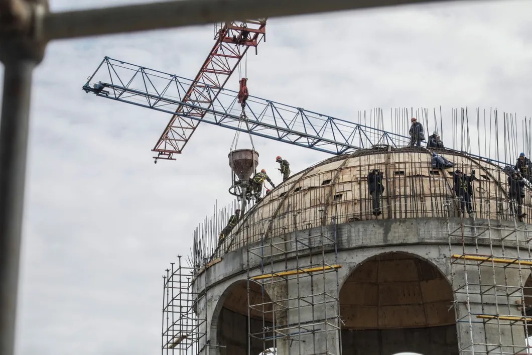 Прообразом для центрального купола стал шлем Александра Невского. Фото: Влад Докшин / «Новая газета»