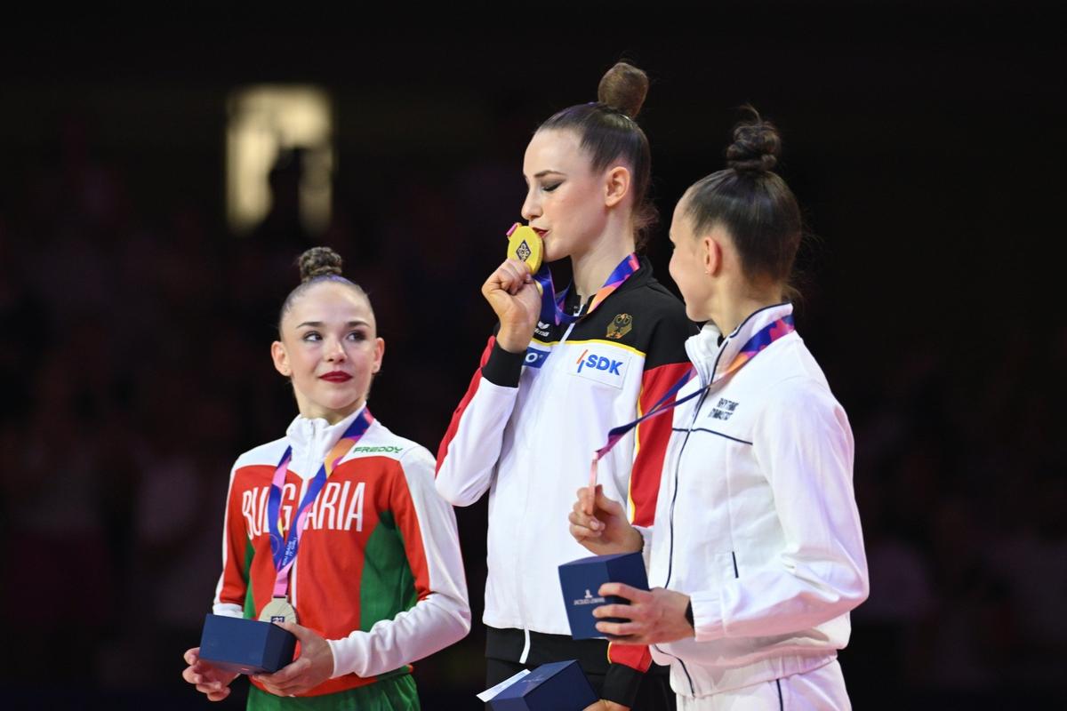 Чемпионат мира по художественной гимнастике 2026. Слева направо: София Ильтерякова (Россия, серебро), Дарья Варфоломеев (Германия, золото) и Мария Борисова (Россия, бронза). Фото: dpa / picture-alliance