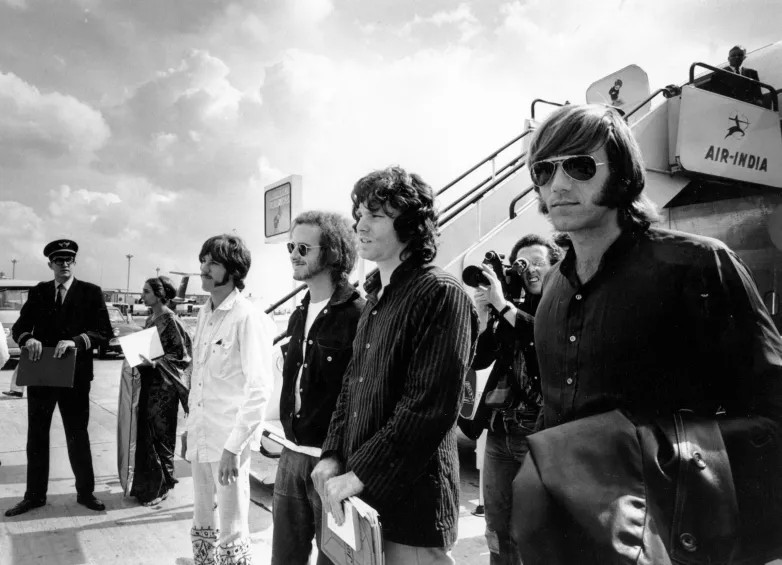 Группа The Doors и Джим Моррисон (в центре) на гастролях