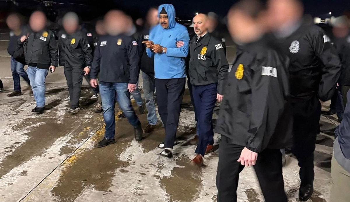 Свергнутый американцами экс-президент Венесуэлы Николас Мадуро в шлепанцах и в окружении спецназа по борьбе с наркокартелями в аэропорту после задержания. Кадры: DEA