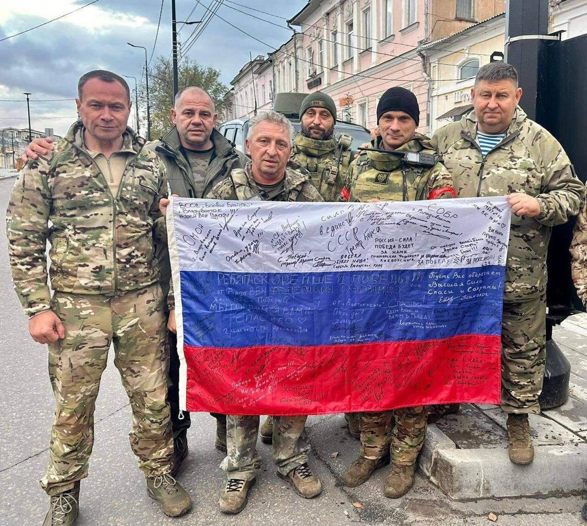 Николаев крайний слева. А крайний справа — бывший вице-губернатор края Сергей Ефремов (его на СВО убили, его имя теперь носит добровольческий отряд ТИГР и школа во Владивостоке). Фото: vvnikolaev.com