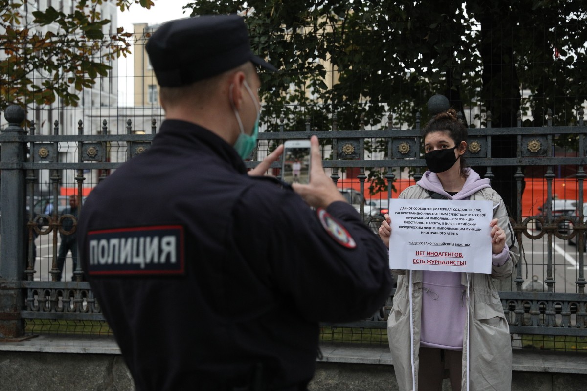 Журналистский пикет против закона об иноагентах. Фото: Евгений Разумный / Ведомости / ТАСС
