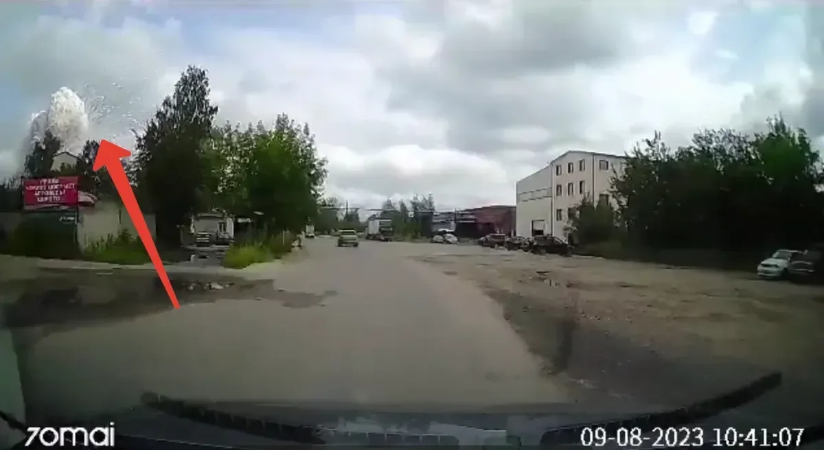 Возможно, это был порох. У стен взорвавшегося завода в Сергиевом Посаде  собираются родственники работников, не выходящих на связь — Новая газета