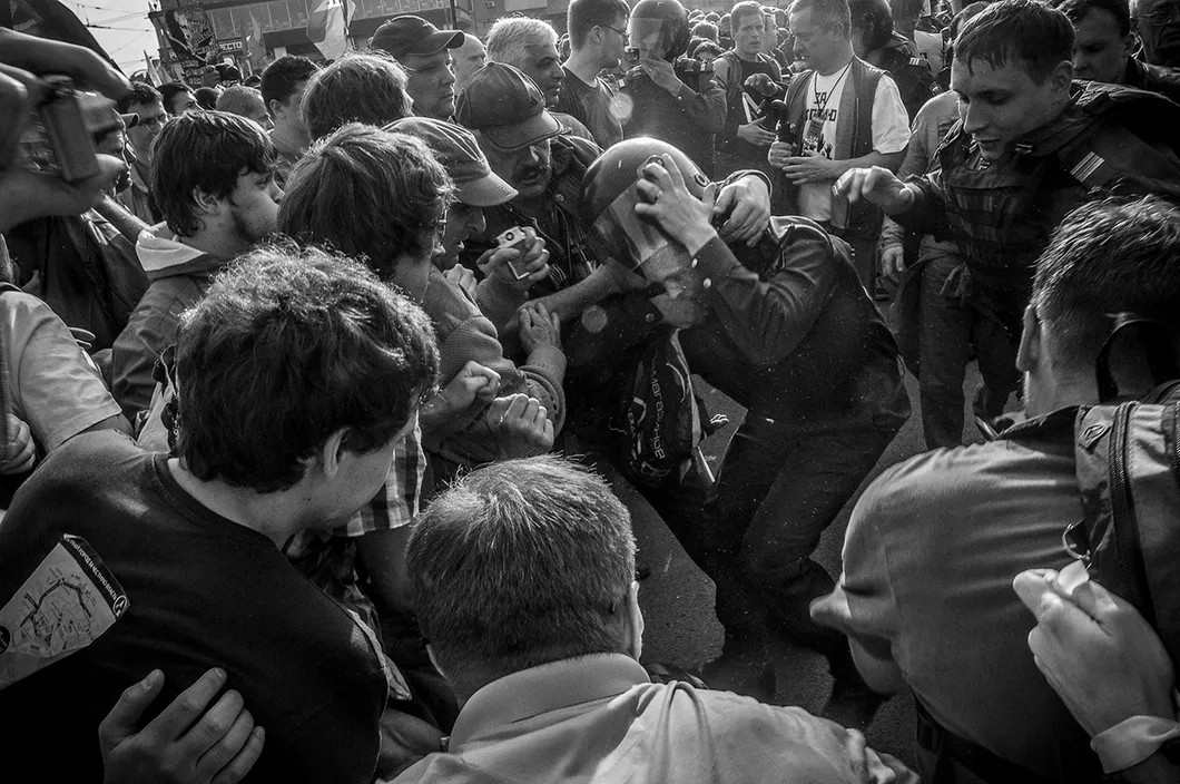 «Марш миллионов», за день до инаугурации Путина. Москва, у к/т «Ударник», 6 мая 2012. Фото: Михаил Гребенщиков