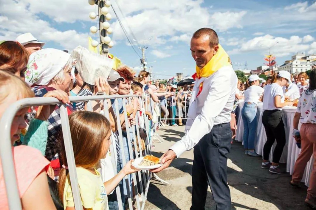 Михаил Игнатьев угощает народ через прутья турникета. Фото: «Правда ПФО»