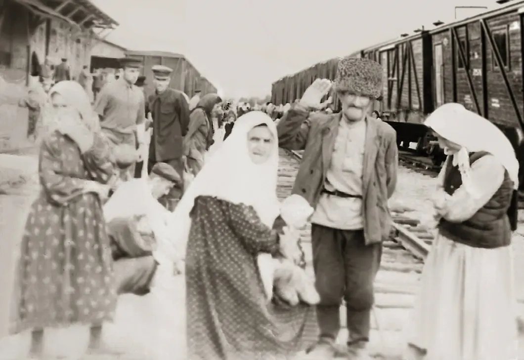 На вокзале. 1957 год, город Фрунзе. Жители села Юрт-Аух возвращаются на родину. Фото из архива